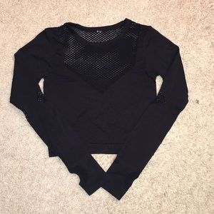 Black long sleeve athletic crop top